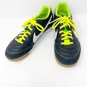 Mike Tiempo Low Profile Sports Shoes Sneakers Size 7